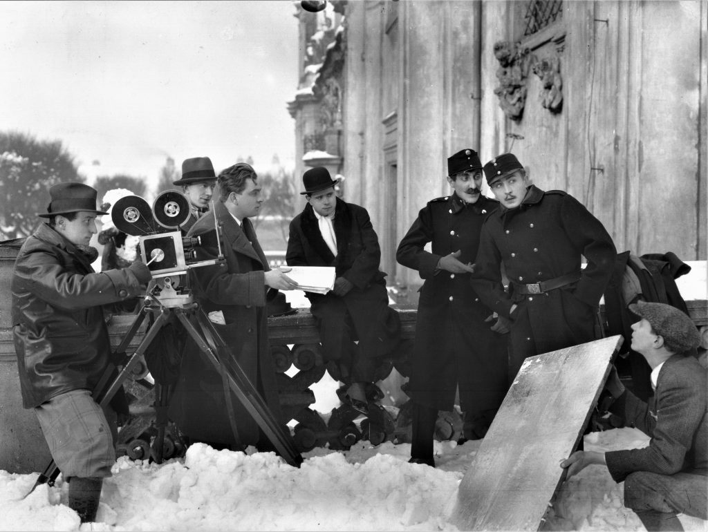 Loretánské zvonky, vlevo kameraman Josef Bulánek, s textem v ruce režisér M.J.Krňanský, v uniformách herci Jan Svoboda a L.H.Struna.